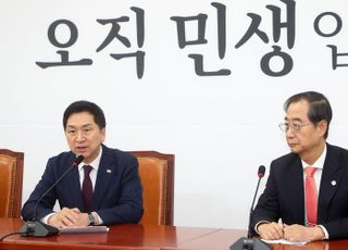 한덕수 국무총리와 대화하는 김기현 대표