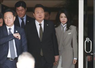 공군 1호기 향하는 윤석열 대통령과 김건희 여사