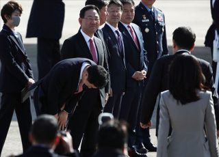 윤석열 대통령 향해 90도 인사하는 김기현 국민의힘 대표