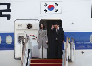 공군 1호기 탑승하며 인사하는 윤석열 대통령과 김건희 여사