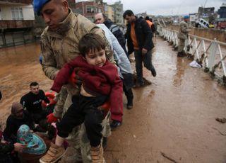 지진 강타한 튀르키예 지역에 이번엔 '홍수' 덮쳐...최소 10명 사망·다수 실종
