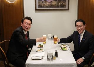 尹·기시다, 2차서 韓소주·日맥주 마시며 '한일 우호의 맛' 나눴다