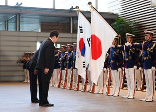 "尹 일장기 경례 의전실수"라는 탁현민…與 "날조 반일팔이, 보기 추해"