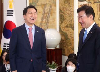 활짝 웃는 김진표 국회의장과 김기현 대표