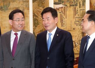 대화하는 김진표 국회의장과 주호영-박홍근 원내대표