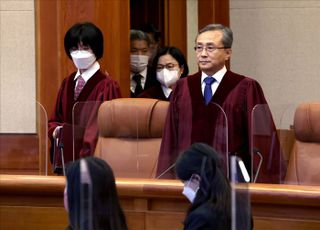 대심판정 입장하는 유남석 헌법재판소장과 헌법재판관들