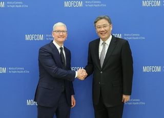 팀 쿡 애플 CEO, 中상무부장 만났다...“중국 사업 발전 논의”
