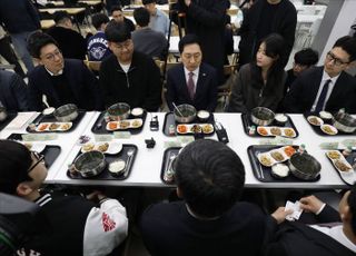 천원의 아침밥 먹으며 대학생들 만난 김기현 국민의힘 대표