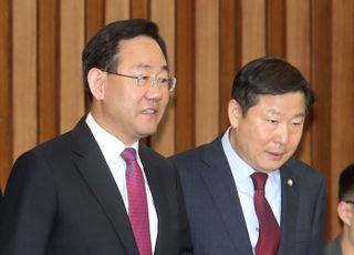 원내대책회의 참석하는 주호영-이철규