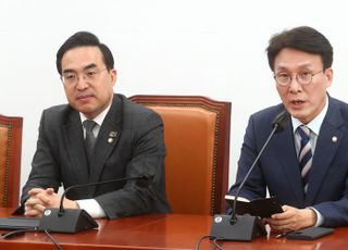 원내대책회의 발언하는 김민석 정책위의장