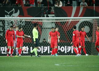 우루과이 '첫 골' 아쉬워하는 한국 선수들