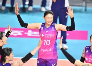 ‘챔프전 우승 좌절’ 김연경, 정규리그 MVP로 아쉬움 달랠까