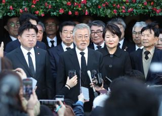 '살아있는 전직 대통령' 영화 개봉?…"문재인, 신격화 멈추라"