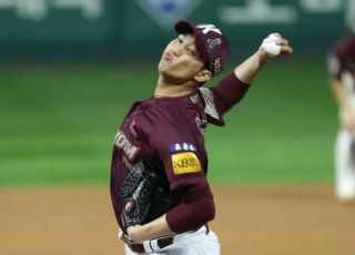 "문동주 축하" 키움 안우진, 시속 159.8km 광속구 과시