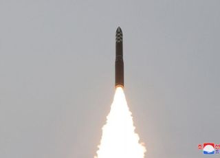 북한, 신형 ICBM '일타삼피'…고체연료·이동발사·송수신 기술까지