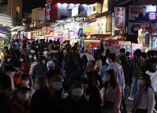 활기찾은 대학가…코로나19 방역 완화에 매출 ‘껑충’