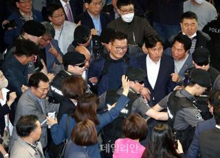 '돈봉투 의혹' 송영길 귀국…與 "개선장군인 줄 아느냐" 野지도부는 침묵