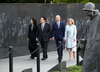 尹, 국빈 방미 중 바이든 첫 대면…부부동반 한국전 참전 기념비 참배