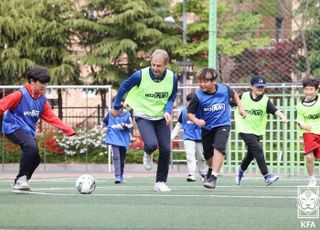 ‘여전한 승부욕’ 클린스만 감독, 한국 초등학생 상대로 득점