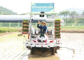 김동연, 파주 파평면 농가 찾아 직접 모내기…농업인 격려