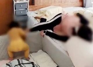 "둘 만의 장난인데" 17개월 아기 후려치고 넘어뜨린 50대 돌보미