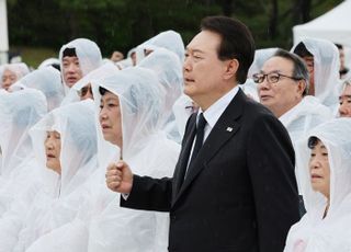 주먹 흔들며 '임을 위한 행진곡' 부른 尹 "자유·민주주의 위협 세력과 맞서 싸워야"