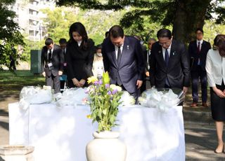 尹·기시다, 한국인 원폭 희생자 위령비 공동 참배…사상 최초
