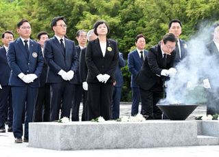 당 찢길 위기에…이재명, 봉하서 권양숙·문재인 만나 '봉합' 총력전