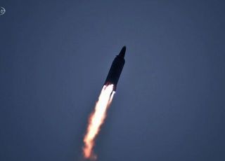 [속보] 합참 "북한, 남쪽방향으로 '北 주장 우주발사체' 발사"