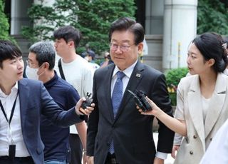 "왜 거짓 언론플레이 하나"…이재명, 법정서 故유한기 문자 공개