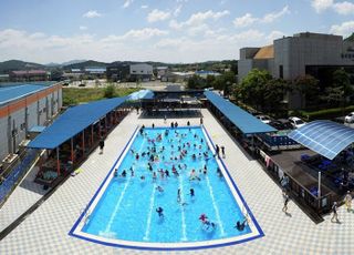 동두천시 시민회관, 실외수영장 개장..여름휴가철 물놀이 인기