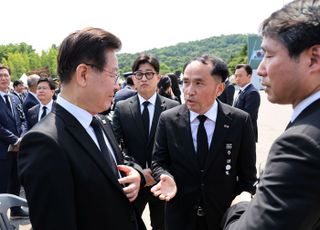 천안함장, 현충원서 이재명에 항의…"내 부하 죽인 것은 북한의 만행 아니냐"