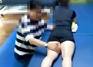 "女조교 가슴과 엉덩이를…" 유명 물리치료사 문제의 영상