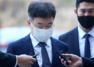 "자꾸 이렇게 증언할 거면 거부권 행사해라"…재판부, 김만배 '오락가락 진술'에 호통