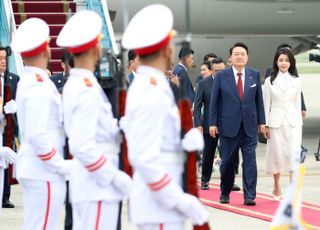 尹, 국빈 방문 베트남 도착…역대급 경제사절단 동행