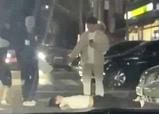 맞고 쓰러져 미동도 없는데…미친 듯 때린 '묻지마폭행男'