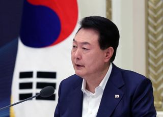 윤 대통령 "기업 투자 막는 '킬러 규제' 팍팍 걷어내라"