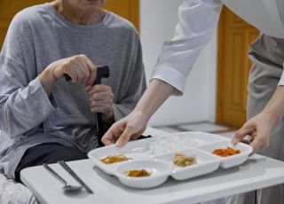 치매노인에 강제로 음식 먹여 질식사 시켰는데…실형 피한 이유는? [디케의 눈물 97]