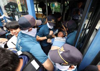 107번 시내버스 계단서 누운…전장연 활동가 2명 현행범 체포