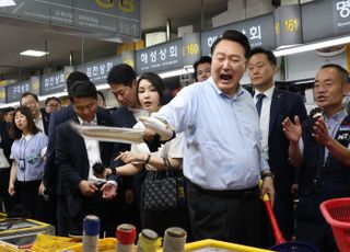 자갈치시장 간 尹, 붕장어 비빔밥 먹으며 "현명한 국민들, 괴담에 안 흔들려"