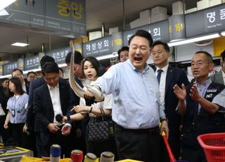 [단독] "돼지국밥보다 이것"…尹, '자갈치시장 만찬'서 당부한 말은?