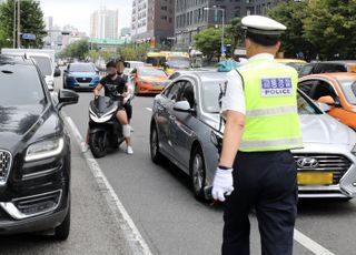 오토바이 '틈새주행', 버스가 막았다고 기소…법원 판결은?