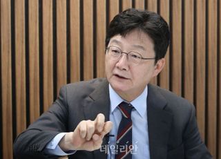 '연탄가스라 할 땐 언제고'...홍준표 껴안기에 유승민 불쾌