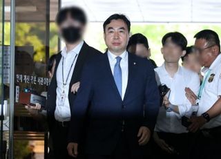 '민주당 돈봉투' 윤관석·이성만 구속심사 출석…"적극 소명할 것"