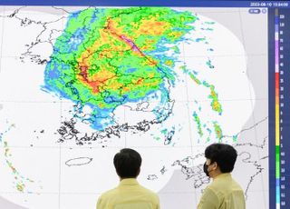 [태풍 카눈] 최대풍속 '시속 100㎞' 육박…경기도에도 거센 비바람 강타