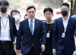 '민주당 돈봉투' 윤관석 구속기소…현역의원 첫 재판행