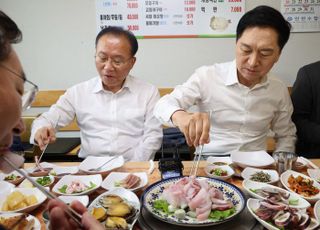 野 '아스팔트' 맞서 與 '민생 행보'…횟집 오찬서 "이재명도 와서 먹으라"