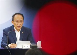 해마다 틀린 예측에 체면 구긴 ‘엘리트’ 집단 [세수 재추계①]