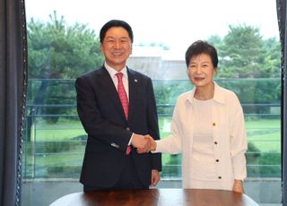 마주앉은 '박근혜·김기현'…"총선 승리 위해 대단합해야"