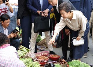 박근혜, 대구 시장 깜짝 방문…"오래전에 오려했는데 늦어졌다"